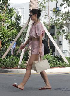 Katie Holmes feet photo thumbnail