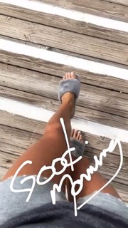 Brooke Burke feet photo thumbnail