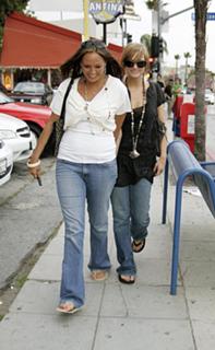 Ashlee Simpson feet photo thumbnail