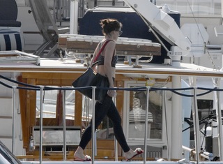 Katie Holmes feet photo thumbnail
