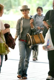Ashlee Simpson feet photo thumbnail