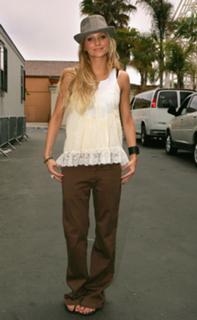 Ashlee Simpson feet photo thumbnail