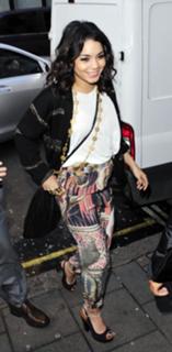 Vanessa Hudgens feet photo thumbnail