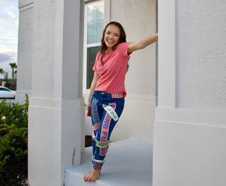 Larissa Manoela feet photo 1