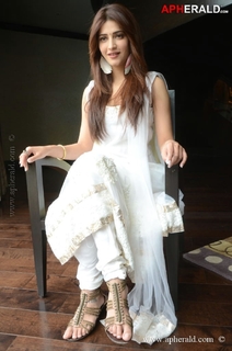 Shruti Haasan feet photo thumbnail