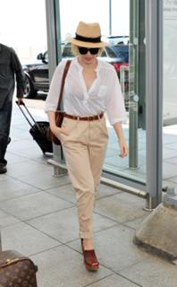 Kylie Minogue feet photo thumbnail