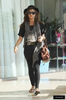 Demi Lovato feet photo thumbnail