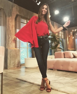 Carolina Ardohain feet photo thumbnail
