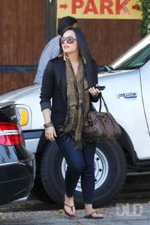 Demi Lovato feet photo thumbnail