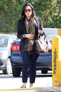 Demi Lovato feet photo thumbnail