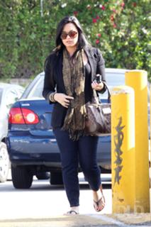 Demi Lovato feet photo thumbnail