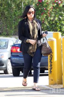 Demi Lovato feet photo thumbnail