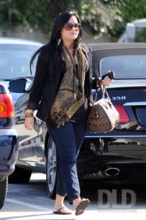 Demi Lovato feet photo thumbnail