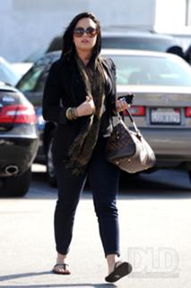 Demi Lovato feet photo thumbnail