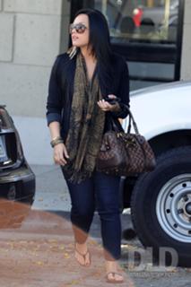 Demi Lovato feet photo thumbnail