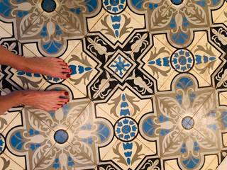 Heather Graham feet photo thumbnail