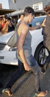 Halle Berry feet photo thumbnail