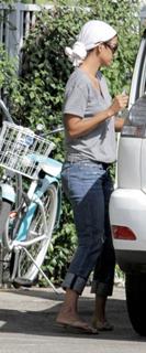 Halle Berry feet photo thumbnail