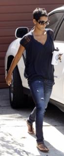 Halle Berry feet photo thumbnail