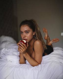 Alexis Ren feet photo thumbnail