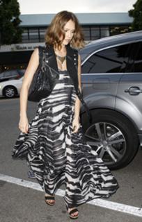 Jessica Alba feet photo thumbnail