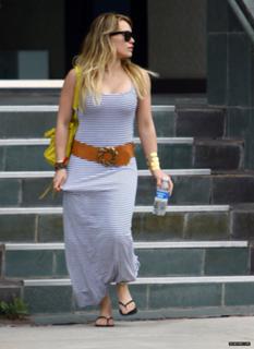 Hilary Duff feet photo thumbnail