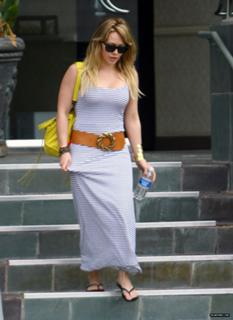 Hilary Duff feet photo thumbnail