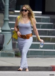 Hilary Duff feet photo thumbnail