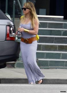 Hilary Duff feet photo thumbnail
