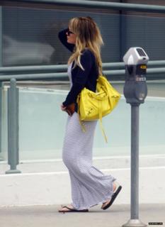 Hilary Duff feet photo thumbnail