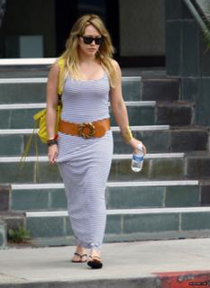 Hilary Duff feet photo thumbnail
