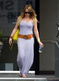 Hilary Duff feet photo thumbnail