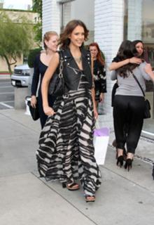 Jessica Alba feet photo thumbnail