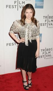 Anna Kendrick feet photo thumbnail