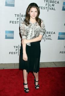 Anna Kendrick feet photo thumbnail