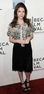 Anna Kendrick feet photo thumbnail
