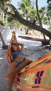 Alexis Ren feet photo thumbnail