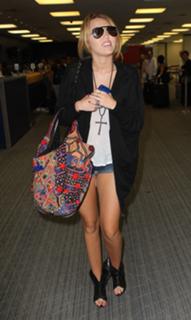 Miley Cyrus feet photo thumbnail