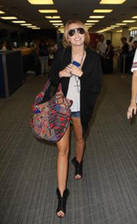 Miley Cyrus feet photo thumbnail