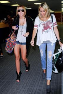 Miley Cyrus feet photo thumbnail