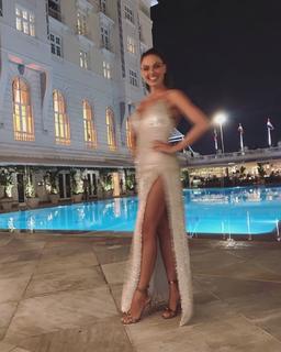 Isis Valverde feet photo thumbnail