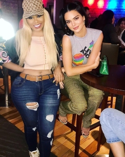 Kendall Jenner feet photo thumbnail