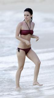 Rachel Bilson feet photo thumbnail