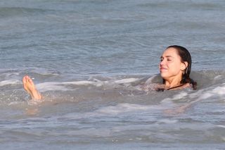 Alexis Ren feet photo thumbnail