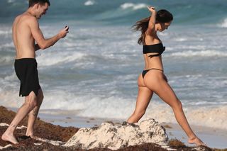Alexis Ren feet photo thumbnail