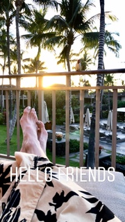 Laura Vandervoort feet photo thumbnail