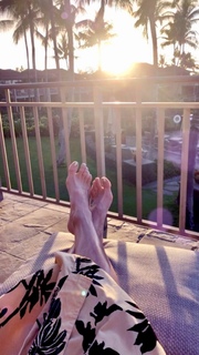 Laura Vandervoort feet photo thumbnail