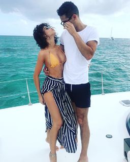 Sarah Hyland feet photo thumbnail