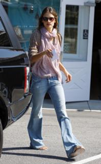 Alessandra Ambrosio feet photo thumbnail