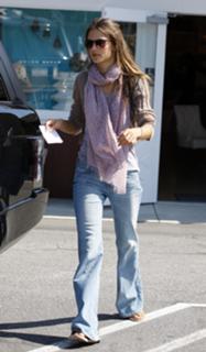 Alessandra Ambrosio feet photo thumbnail